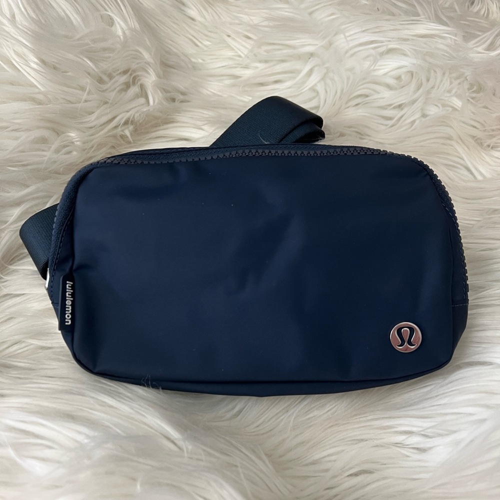 Lululemon Everywhere Belt Bag (Navy)
